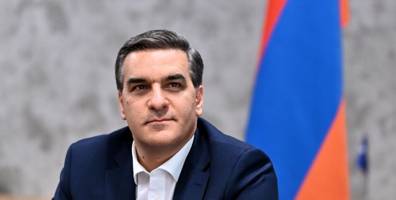 Արման ԹԱԹՈՅԱՆ․ ՓԱՇԻՆՅԱՆԸ ԿՈՆԿՐԵՏ ԽՆԴԻՐ Է ԼՈՒԾՈՒՄ ՄԱՅՐ ԱԹՈՌԻ ՀԵՏ ԿԱՊՎԱԾ